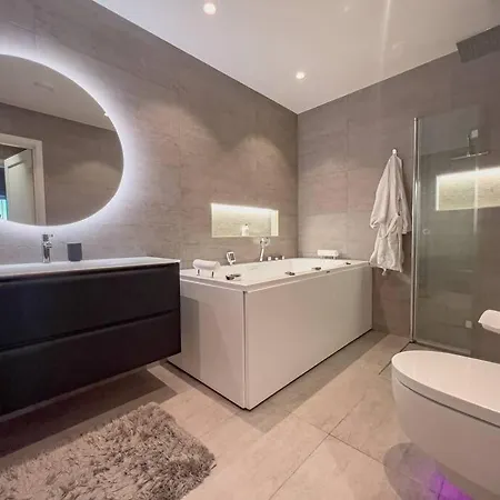 Sjoutsikt, Jacuzzi Og Solfylt Διαμέρισμα *