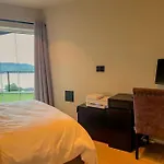 Sjoutsikt, Jacuzzi Og Solfylt Lägenhet