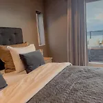 Lägenhet Sjoutsikt, Jacuzzi Og Solfylt *