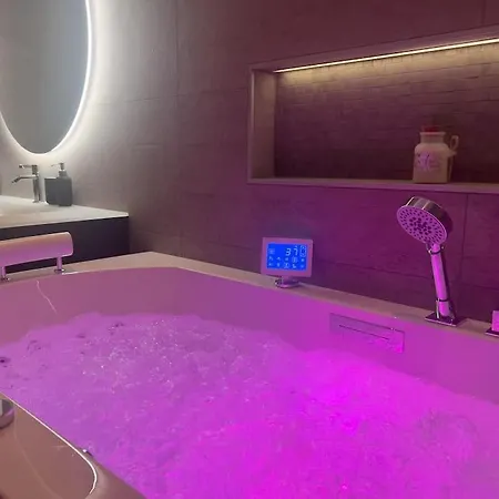 Sjoutsikt, Jacuzzi Og Solfylt شقة *