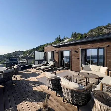 Sjoutsikt, Jacuzzi Og Solfylt Apartmán