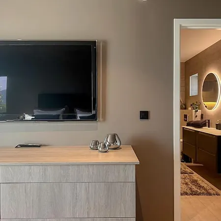 Sjoutsikt, Jacuzzi Og Solfylt Appartement