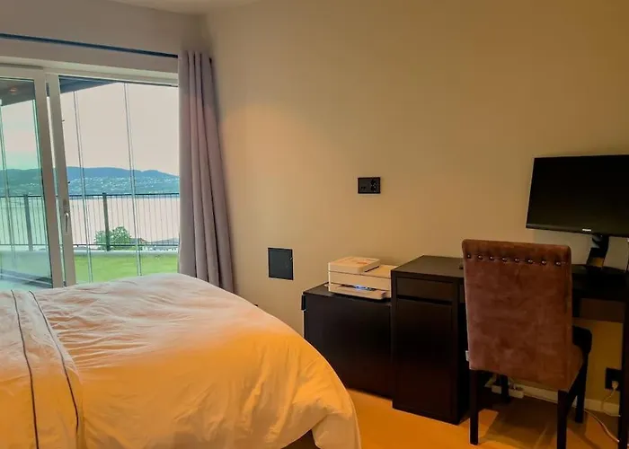 Sjoutsikt, Jacuzzi Og Solfylt Apartmán