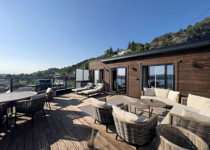 Sjoutsikt, Jacuzzi Og Solfylt Apartmán