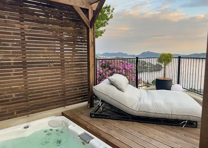 公寓 Sjoutsikt, Jacuzzi Og Solfylt