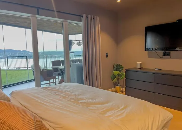 Sjoutsikt, Jacuzzi Og Solfylt Apartmán