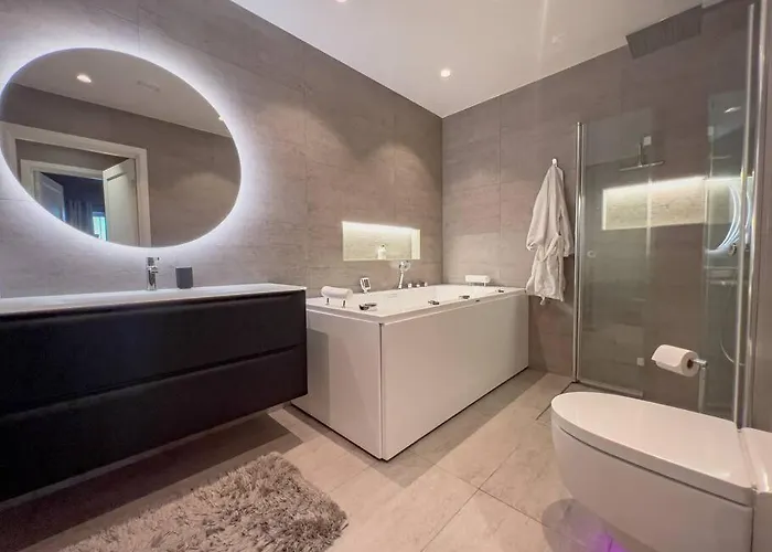 Sjoutsikt, Jacuzzi Og Solfylt Apartmán *