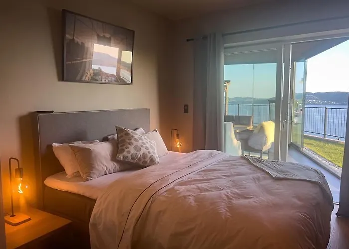 Sjoutsikt, Jacuzzi Og Solfylt Apartmán *