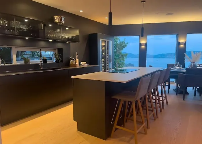 Sjoutsikt, Jacuzzi Og Solfylt Apartmán