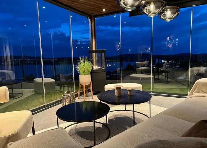 Sjoutsikt, Jacuzzi Og Solfylt Apartmán